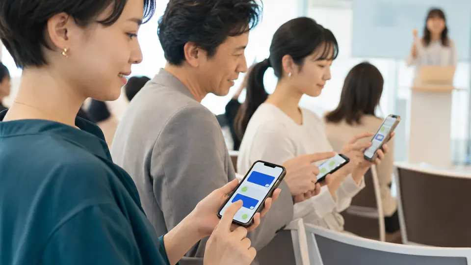 スマートフォンで質問・投票をする参加者